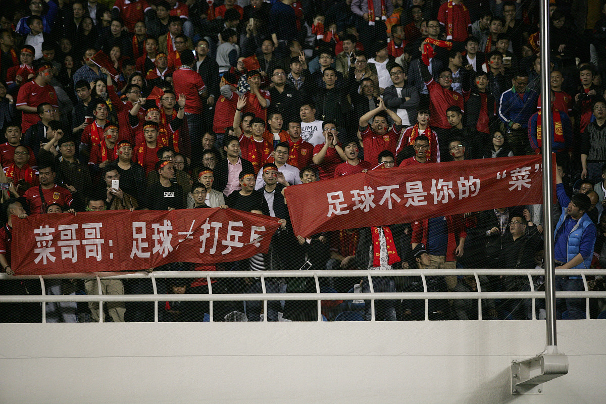 包含足坛强队对战，全力以赴争取胜利的词条