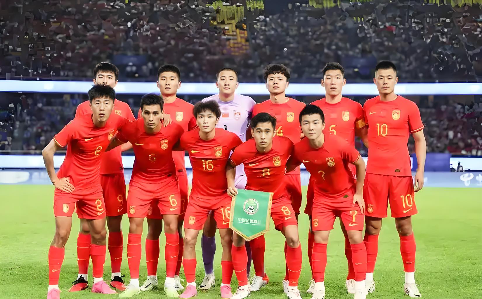 国内足球联赛竞争白热化，观众热情高涨