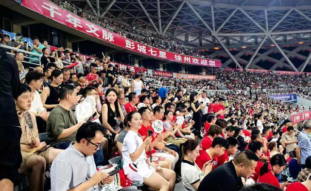 比赛气氛热烈，球迷热情支持