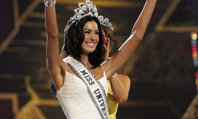 乌克兰摔跤选手高举重要,夺得桂冠 乌克兰摔跤选手高举重要,夺得桂冠