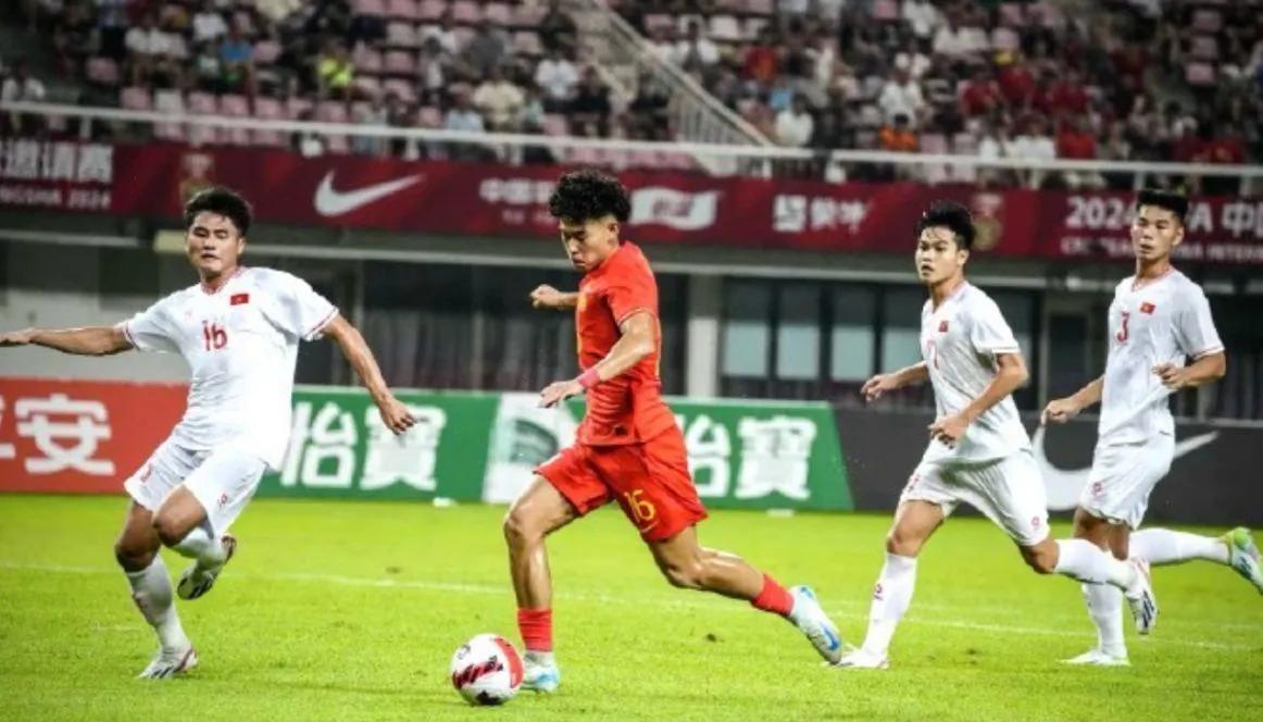 熊猫TV-精彩比赛中，主队战胜对手，球迷欢呼雀跃