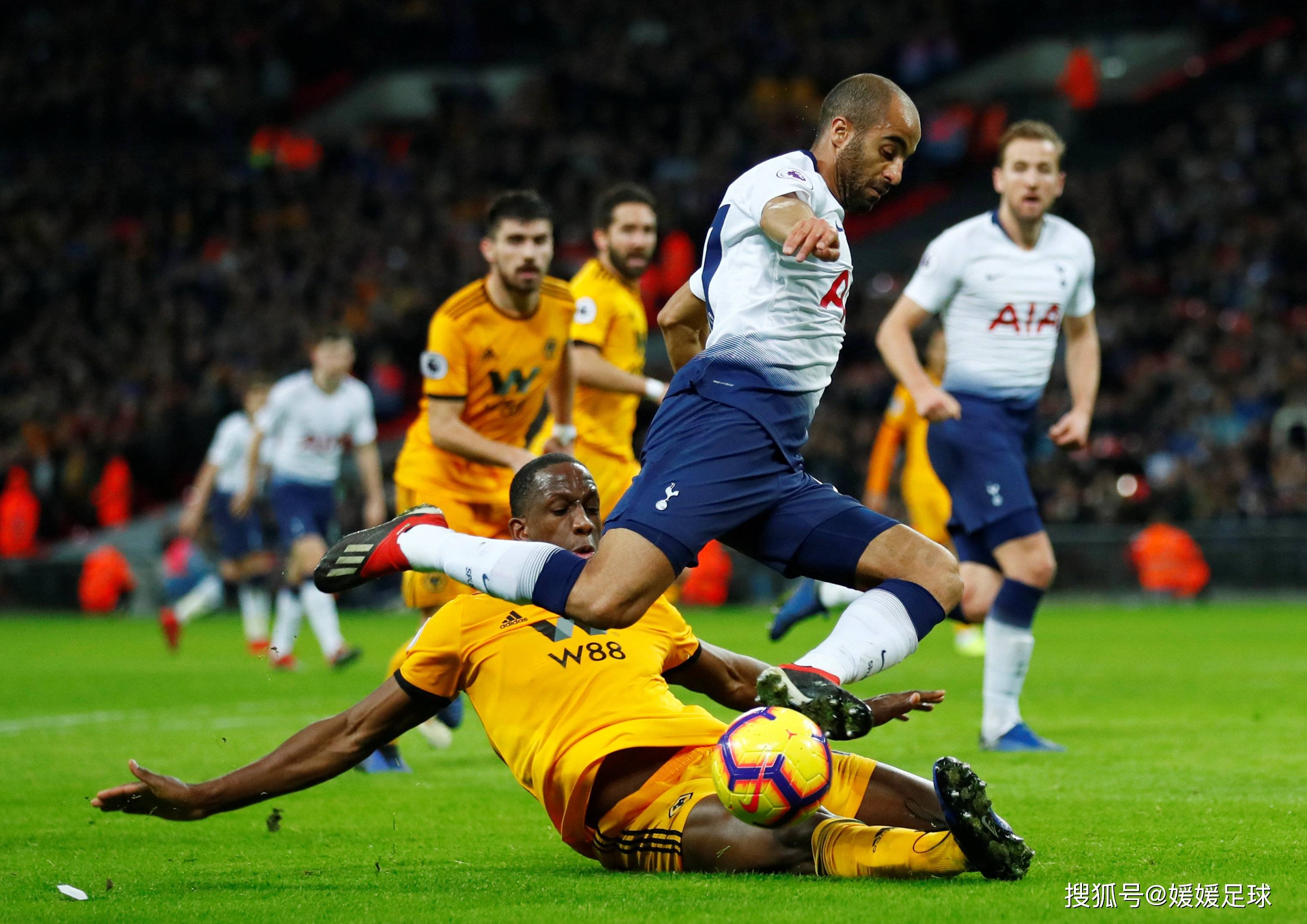 足球比赛中呈现出的精彩瞬间令人回味无穷 足球比赛中呈现出的精彩瞬间令人回味无穷