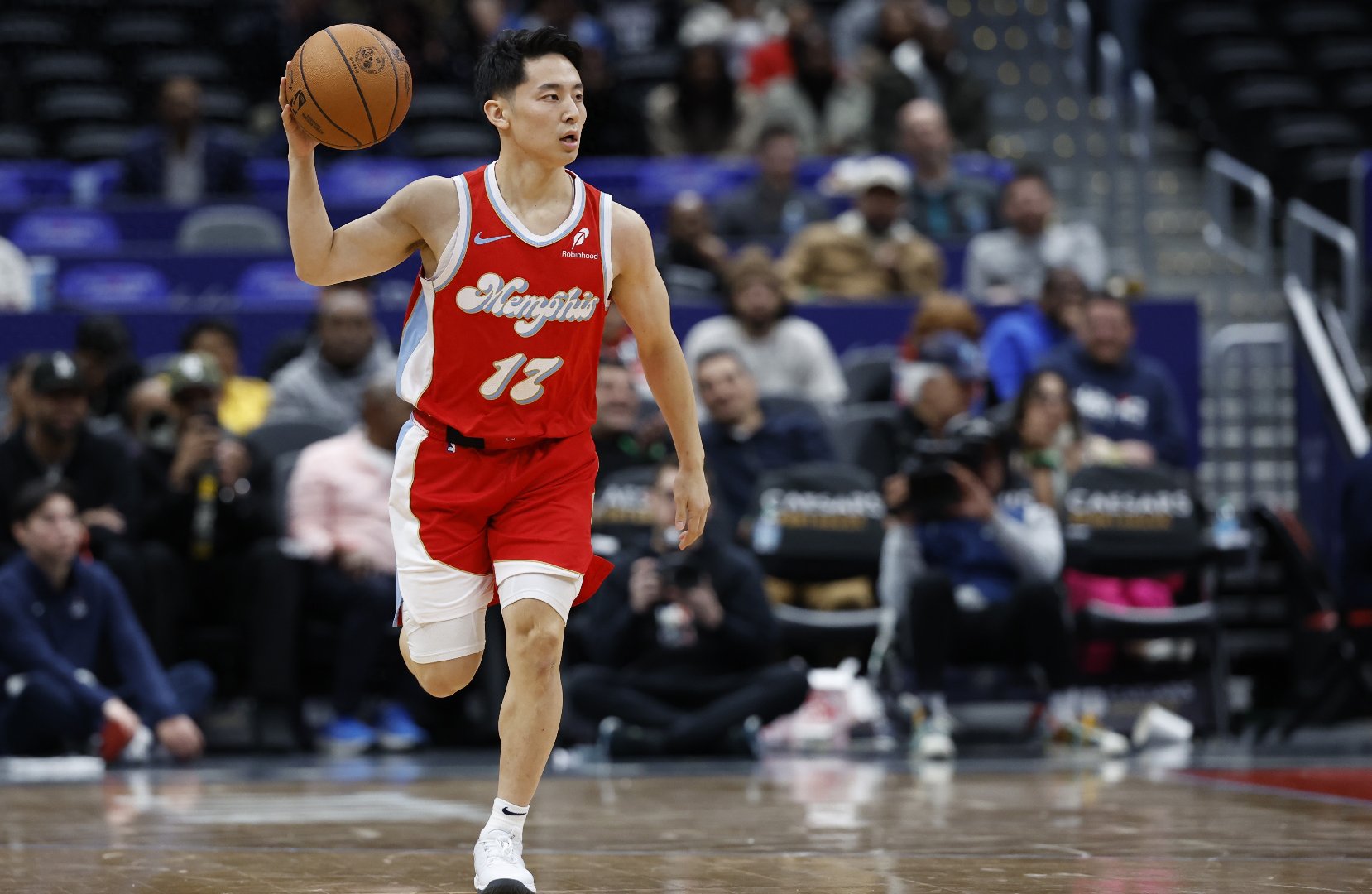 灰熊横扫马刺,主场守住领先优势 灰熊横扫马刺,主场守住领先优势