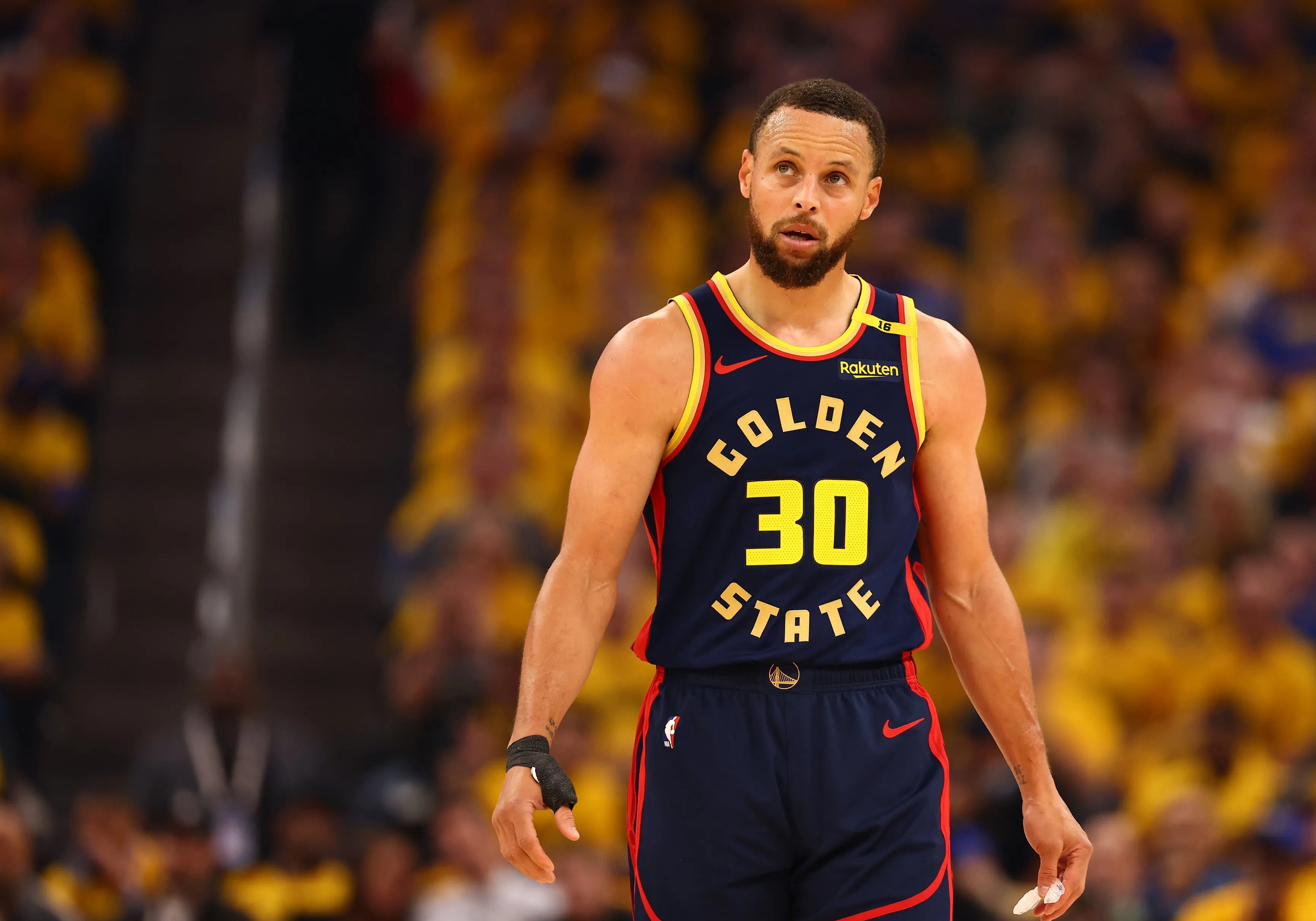 勇士队再度碾压对手,库里发威砍下50分 勇士队再度碾压对手,库里发威砍下50分