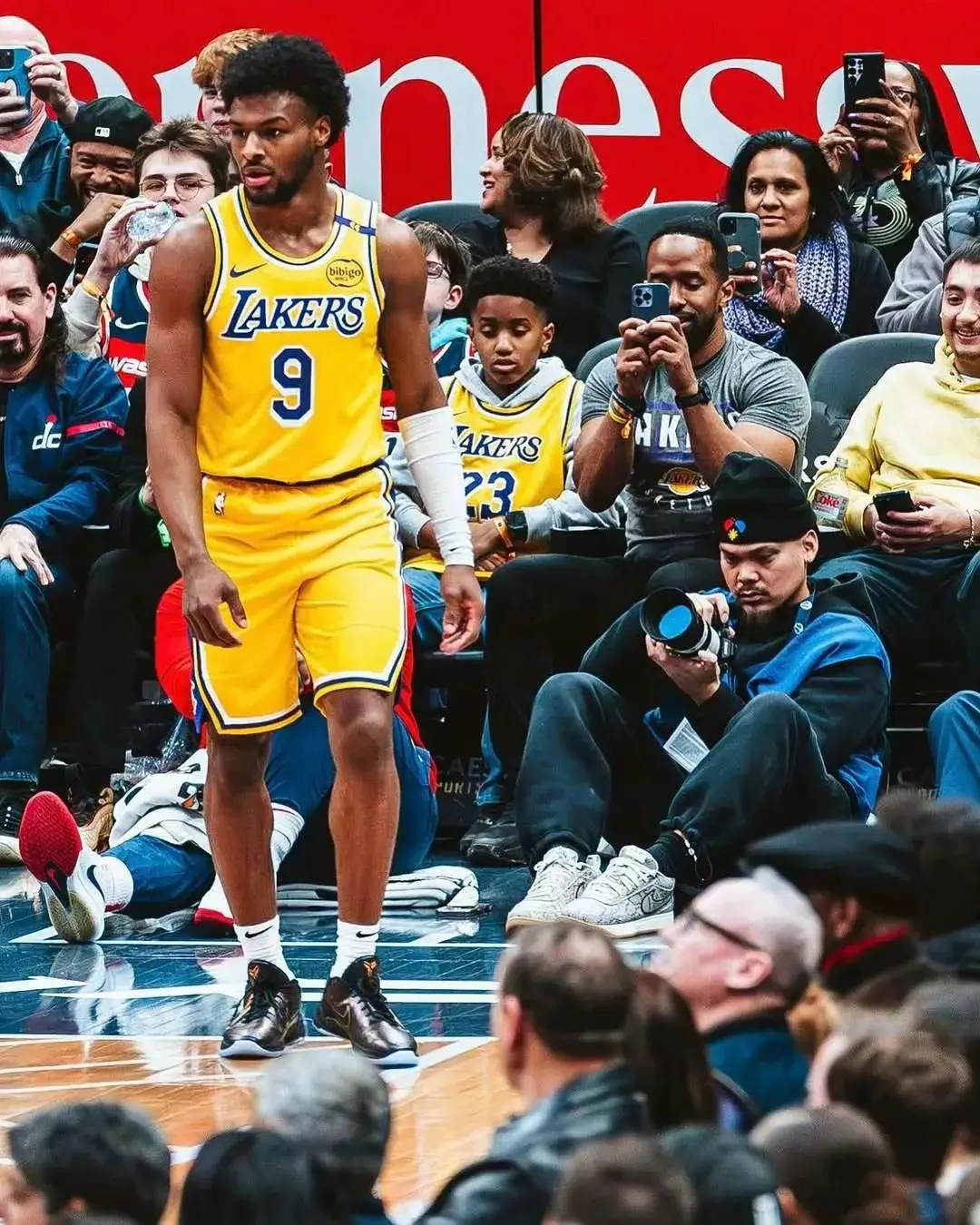 体育赛事直播-湖人击败尼克斯,詹姆斯状态火爆