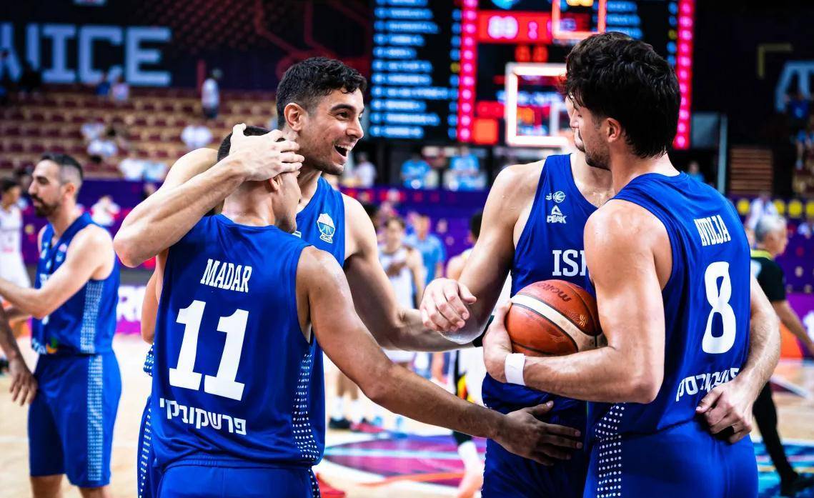 冰岛队在赛场上全力一搏 冰岛队在赛场上全力一搏