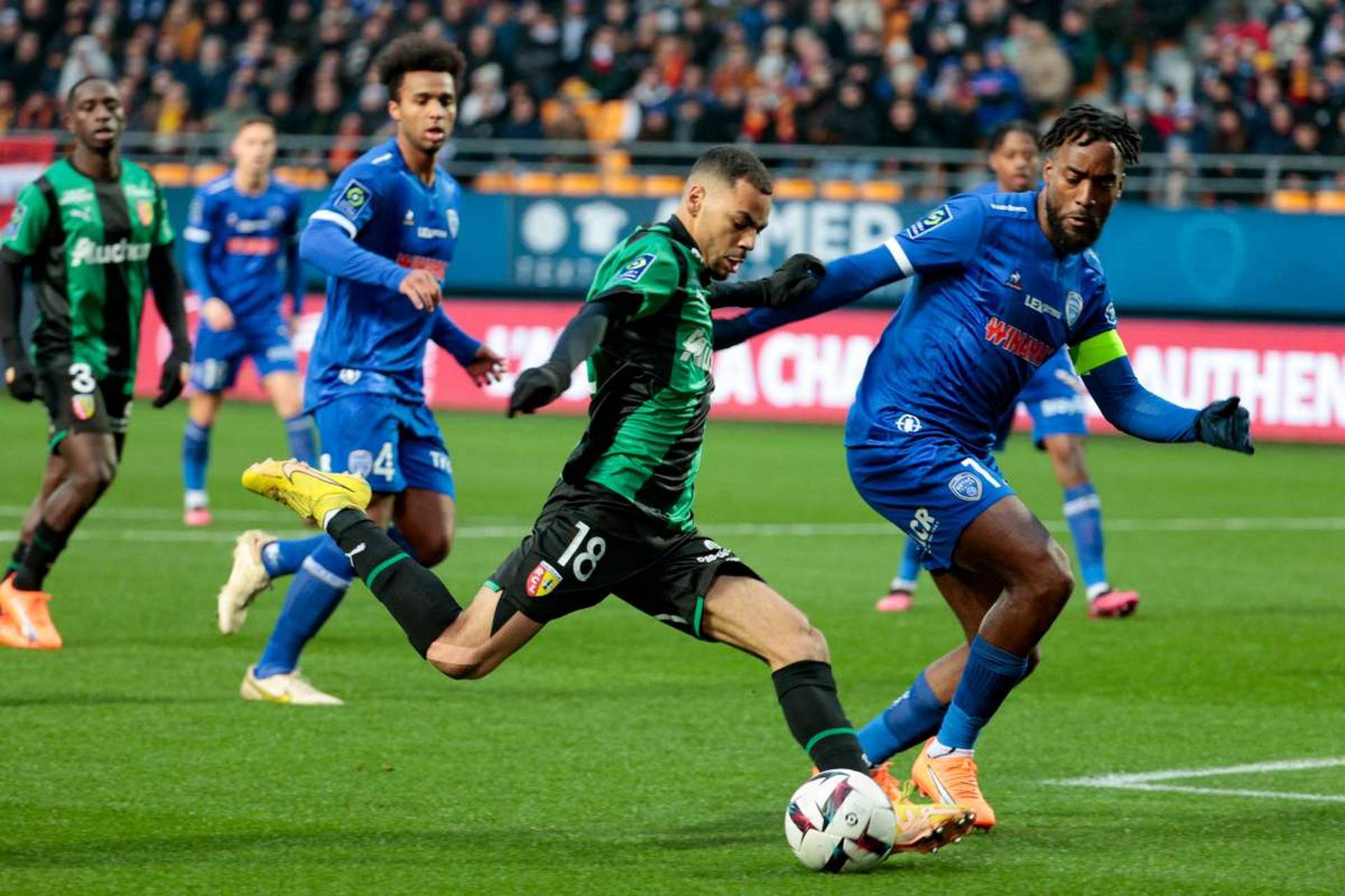 熊猫体育官方-水晶宫主场战平对手，英超比赛表现平稳